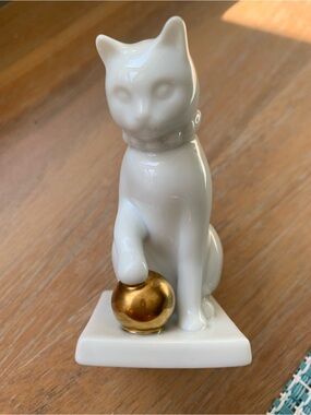 Vintage Franklin Mint Curio Cabinet Cat Blanc de Chine Porcelain White Gold